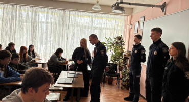 Курсанти ННЕКІ НАВС провели урок безпеки для столичних школярів