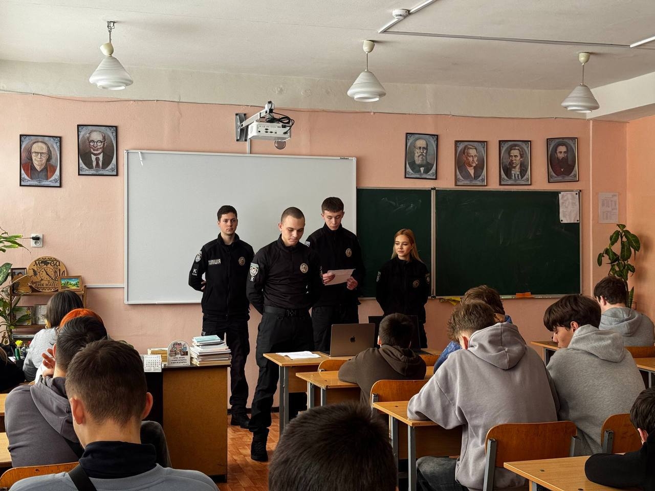 Курсанти ННЕКІ НАВС провели урок безпеки для столичних школярів