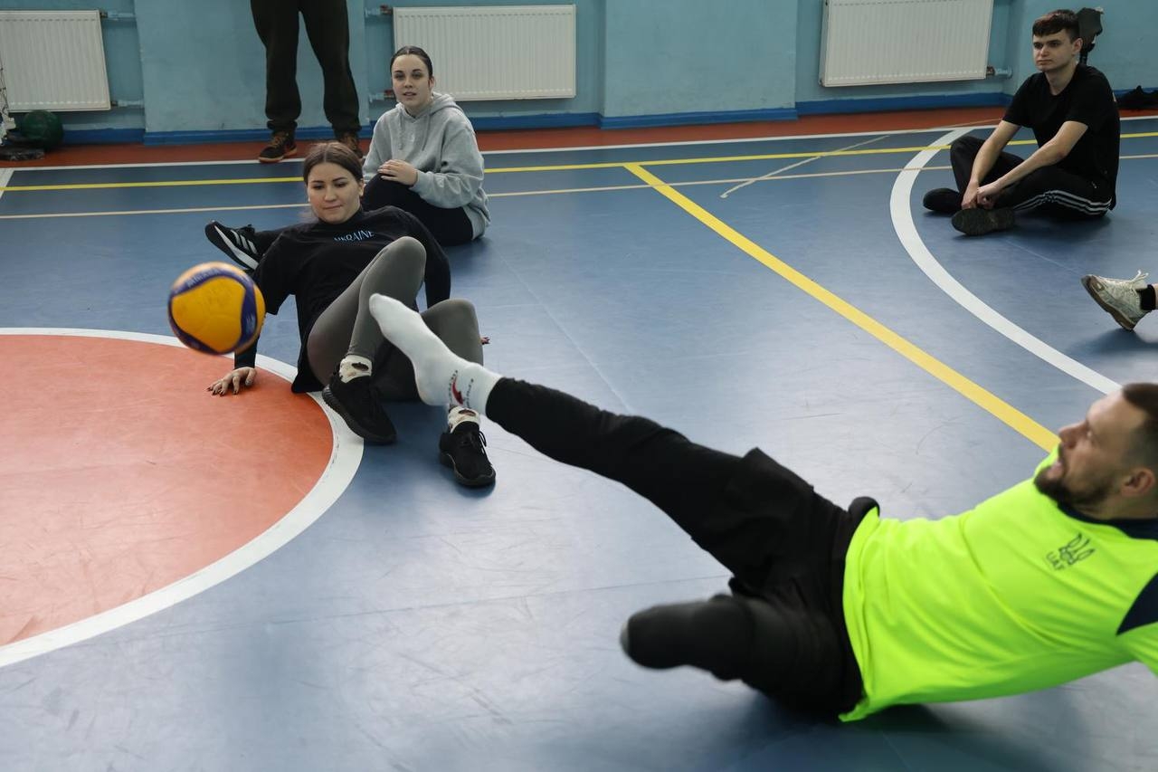 У НАВС провели тренування з волейболу сидячи для здобувачів освіти та ветеранів війни
