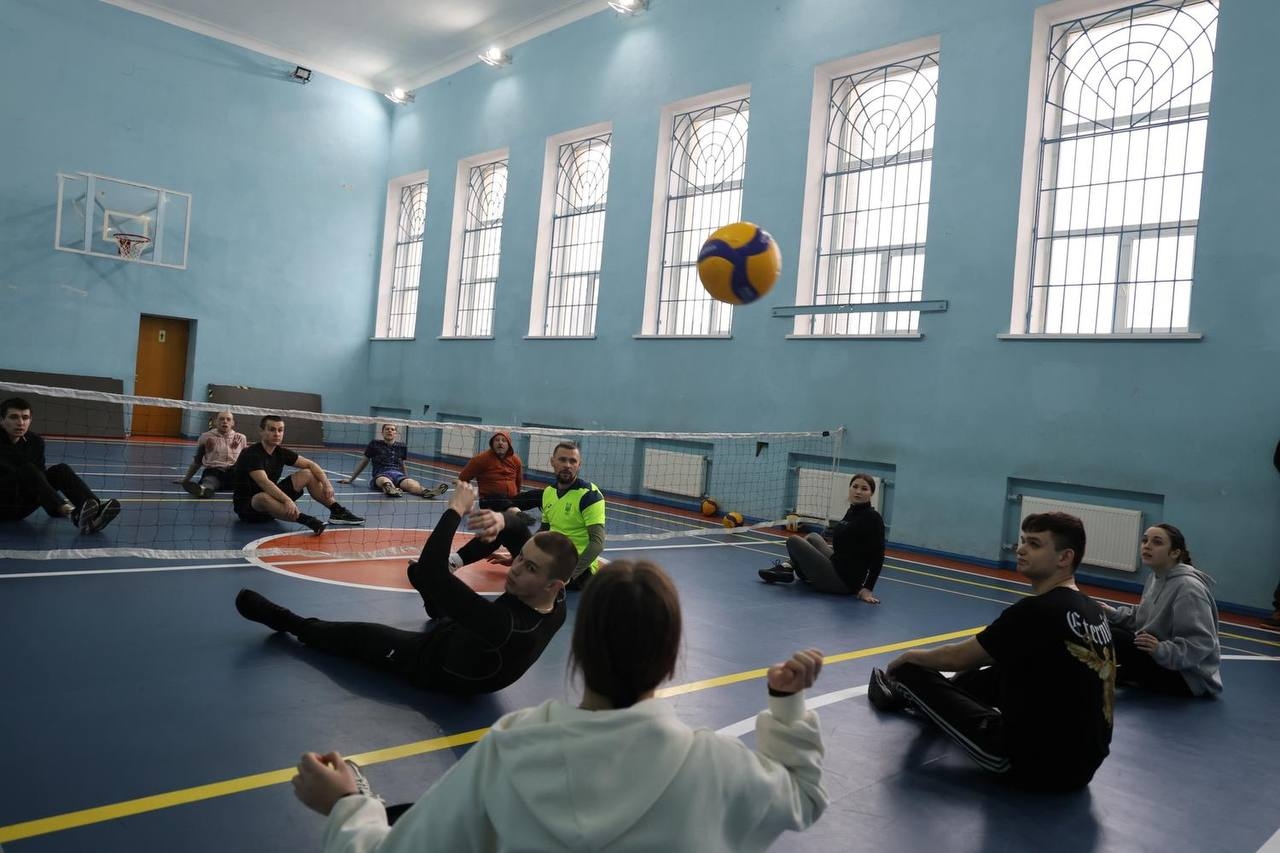 У НАВС провели тренування з волейболу сидячи для здобувачів освіти та ветеранів війни