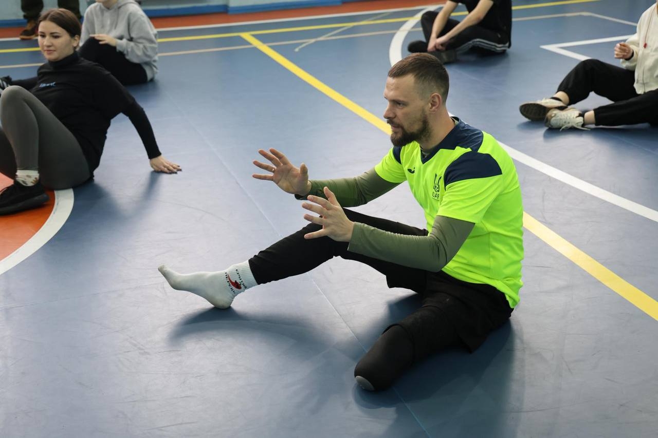 У НАВС провели тренування з волейболу сидячи для здобувачів освіти та ветеранів війни