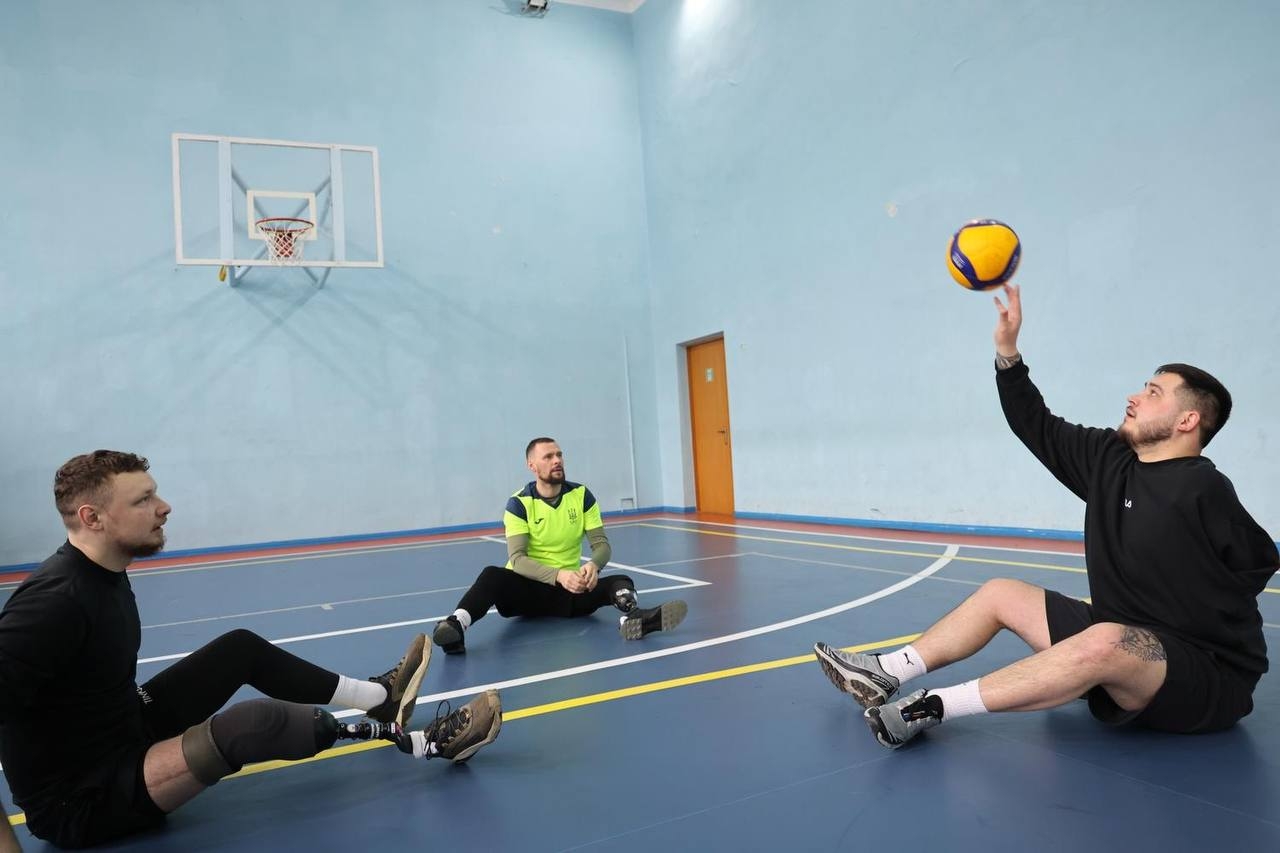 У НАВС провели тренування з волейболу сидячи для здобувачів освіти та ветеранів війни