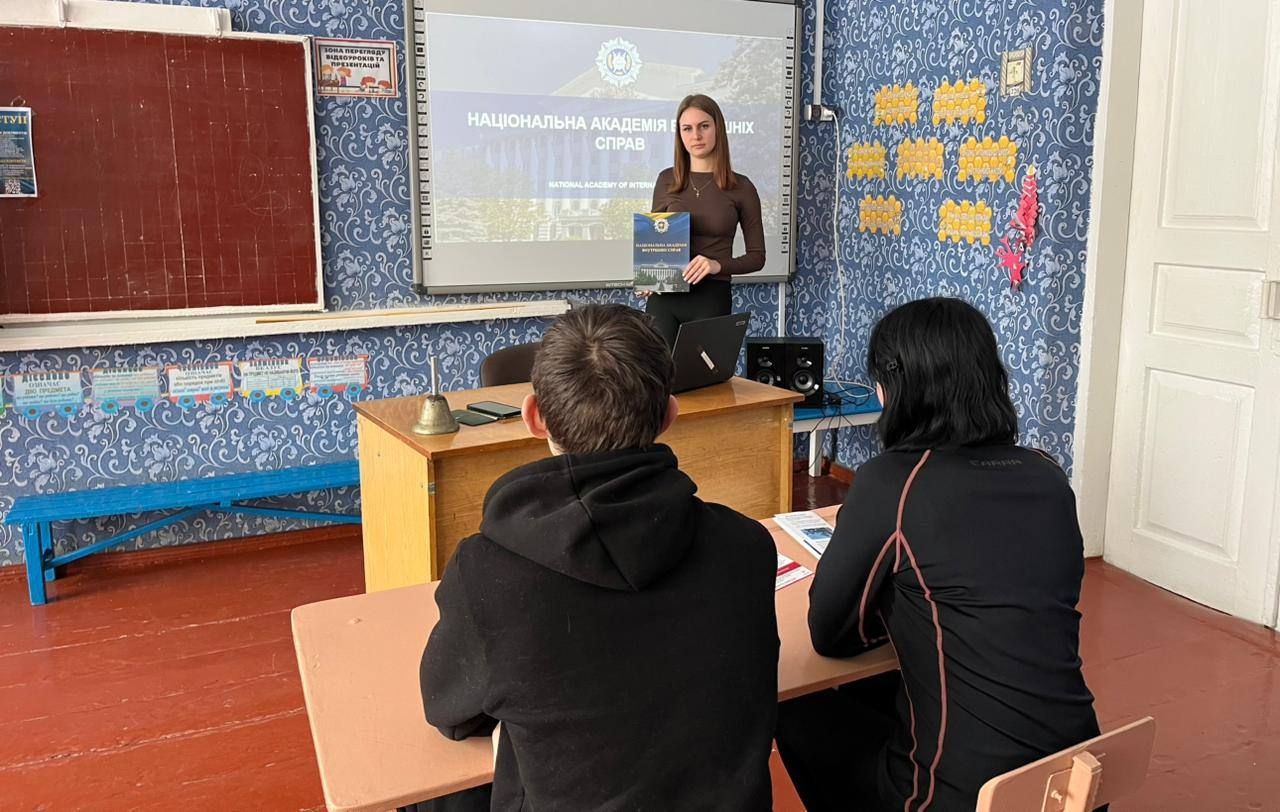 Студентки НАВС презентують академію майбутнім вступникам