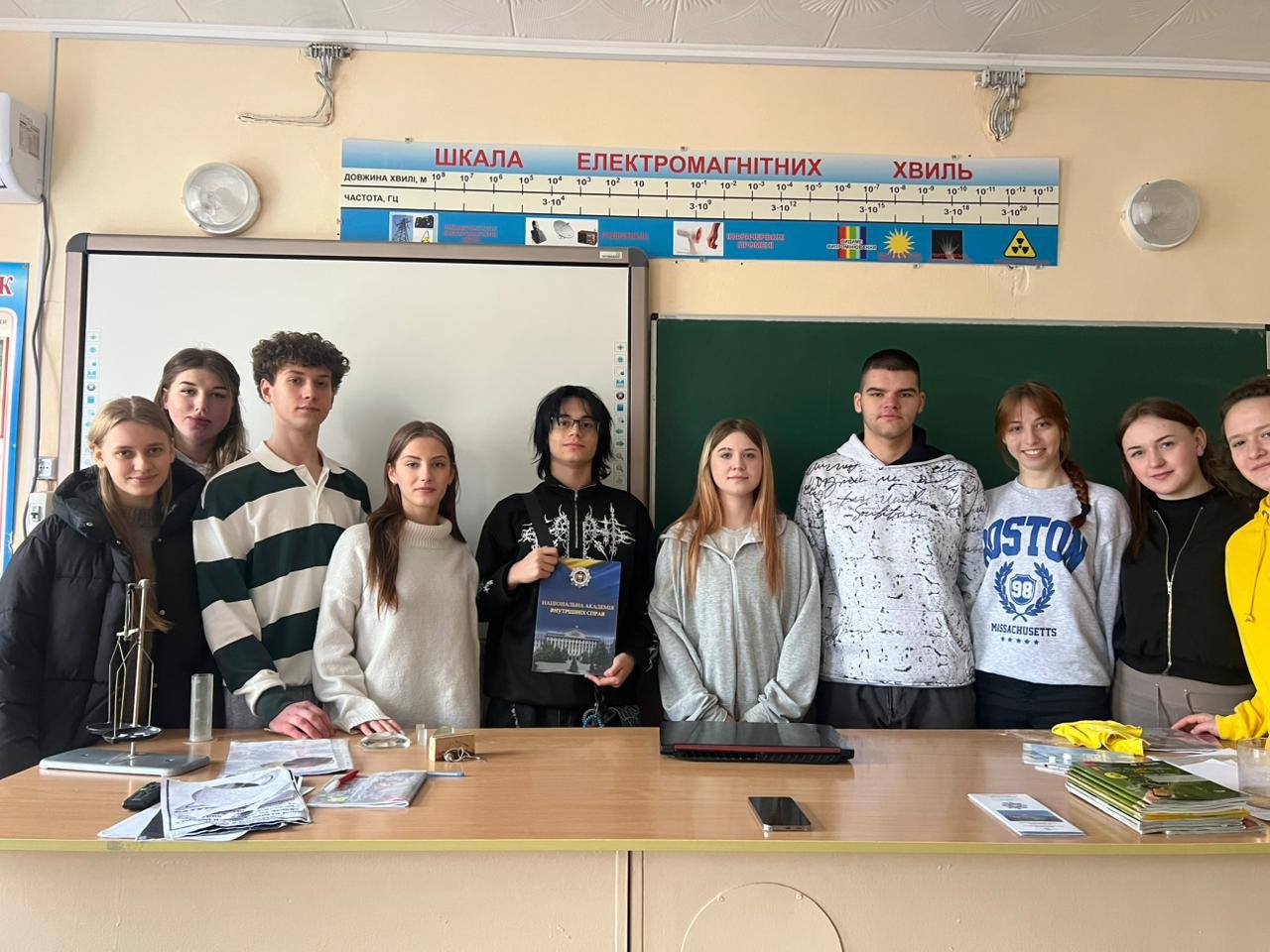 Студентки НАВС презентують академію майбутнім вступникам