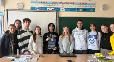 Студентки НАВС презентують академію майбутнім вступникам