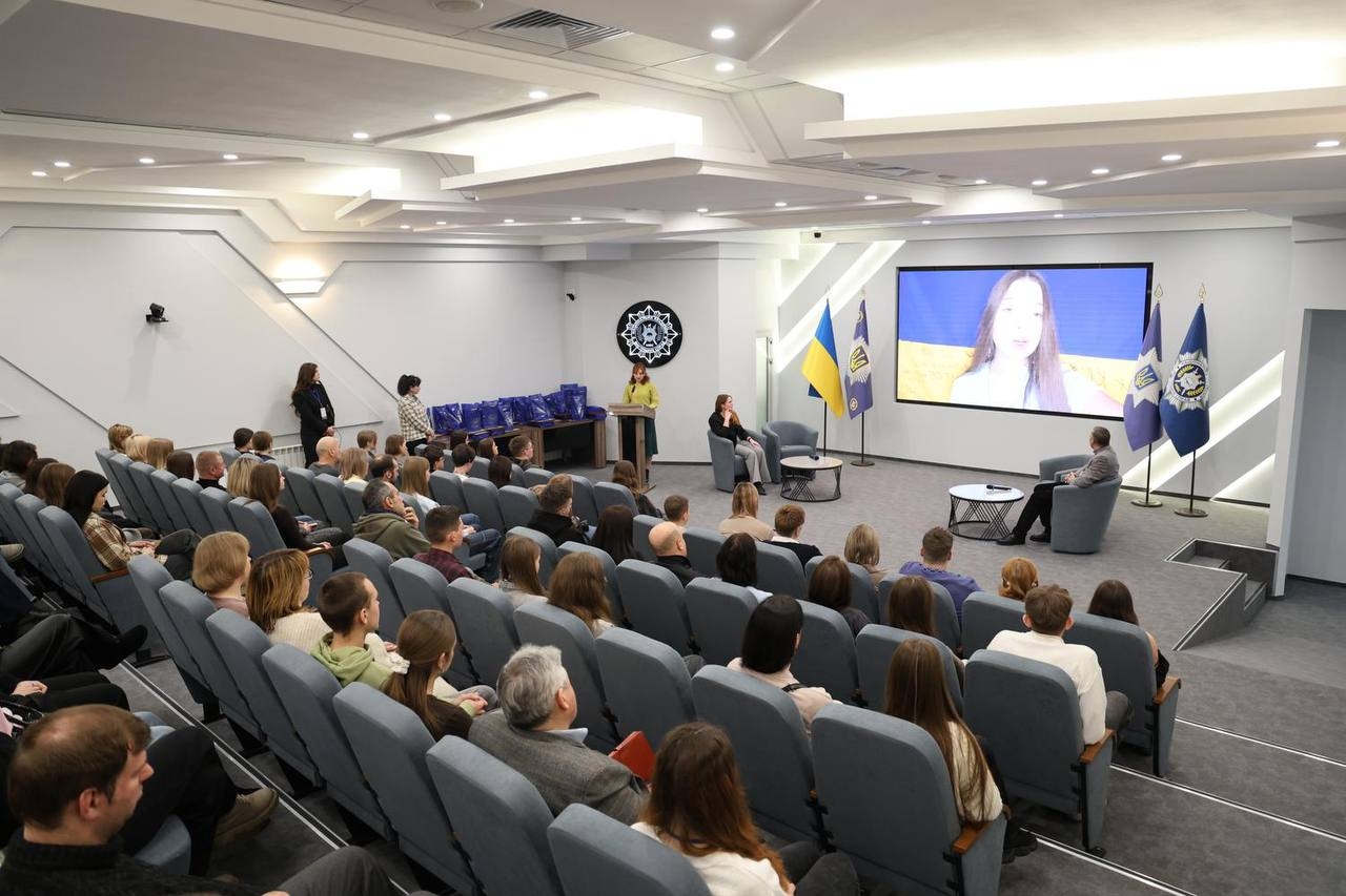 У НАВС нагородили переможців конкурсу есе «Національна ідентичність як основа самобутності»-1