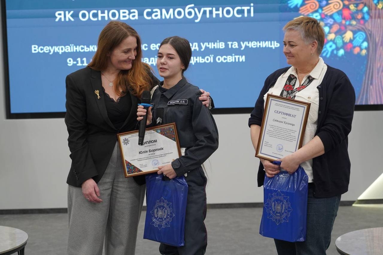 У НАВС нагородили переможців конкурсу есе «Національна ідентичність як основа самобутності»-1