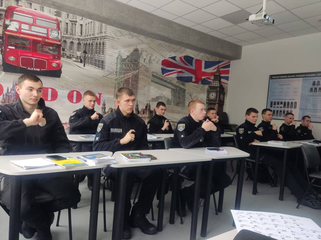 Безбар’єрна комунікація в дії: тренінг із жестової мови для курсантів і студентів