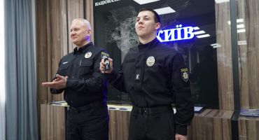 Курсант НАВС урятував життя киянки під час чергування в пункті Незламності