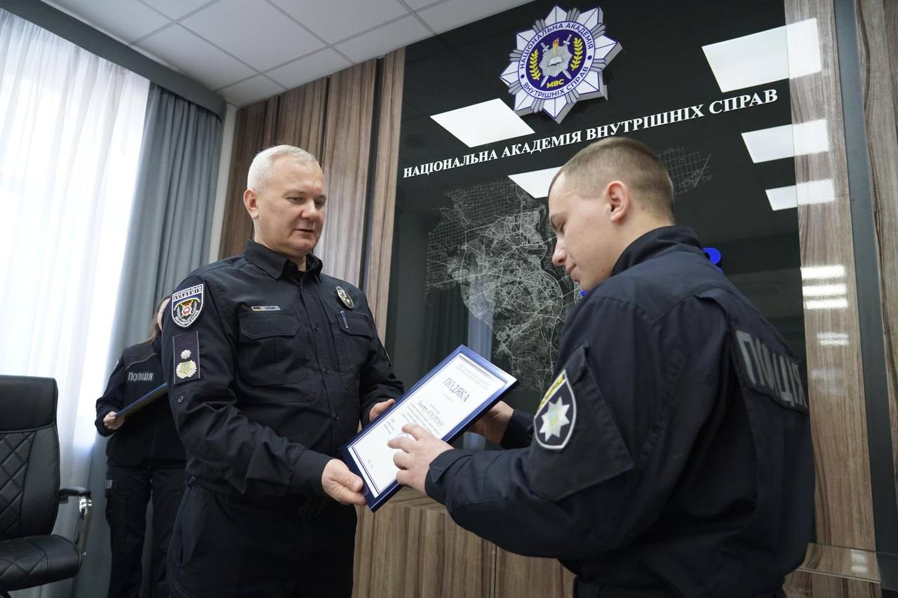 На ректораті відзначили подяками слухачів КЦППП «Академія поліції»