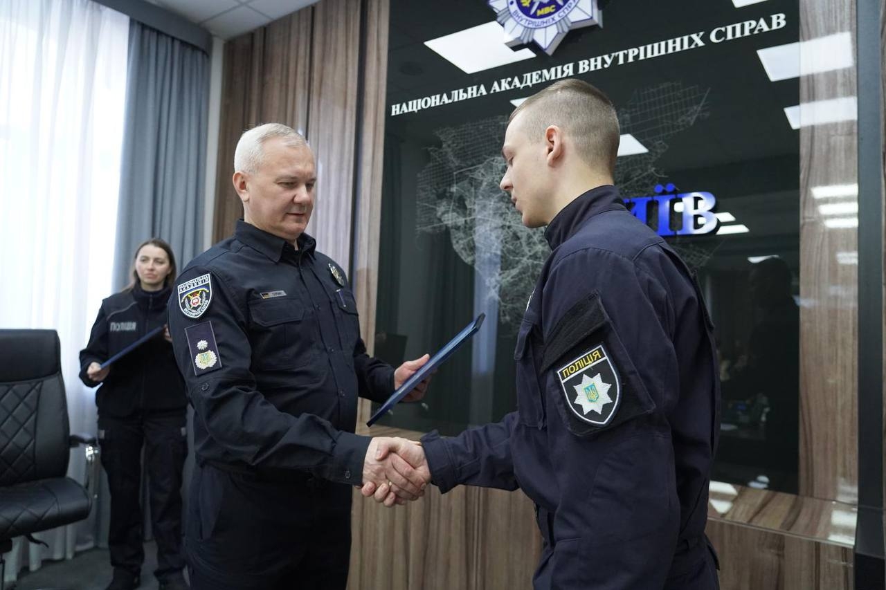 На ректораті відзначили подяками слухачів КЦППП «Академія поліції»