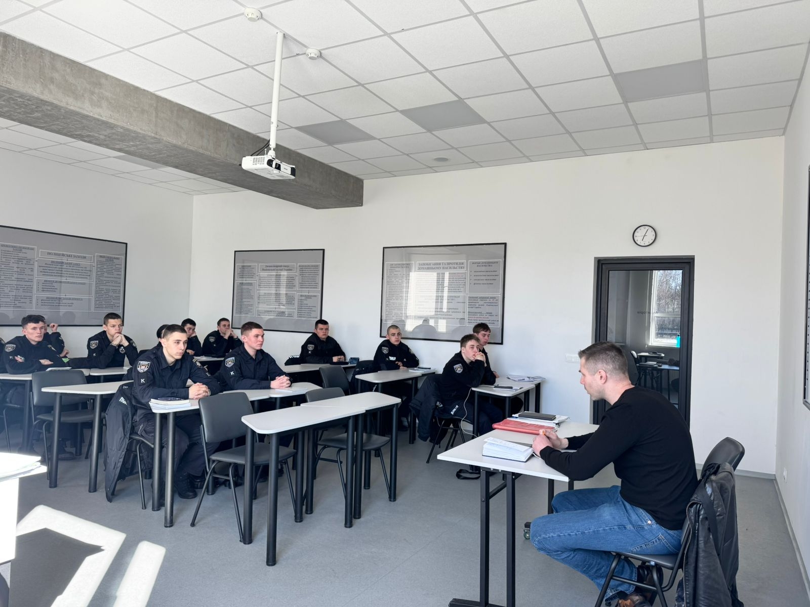 Курсанти ННІПД поспілкувалися з практиком підрозділу боротьби з наркозлочинністю