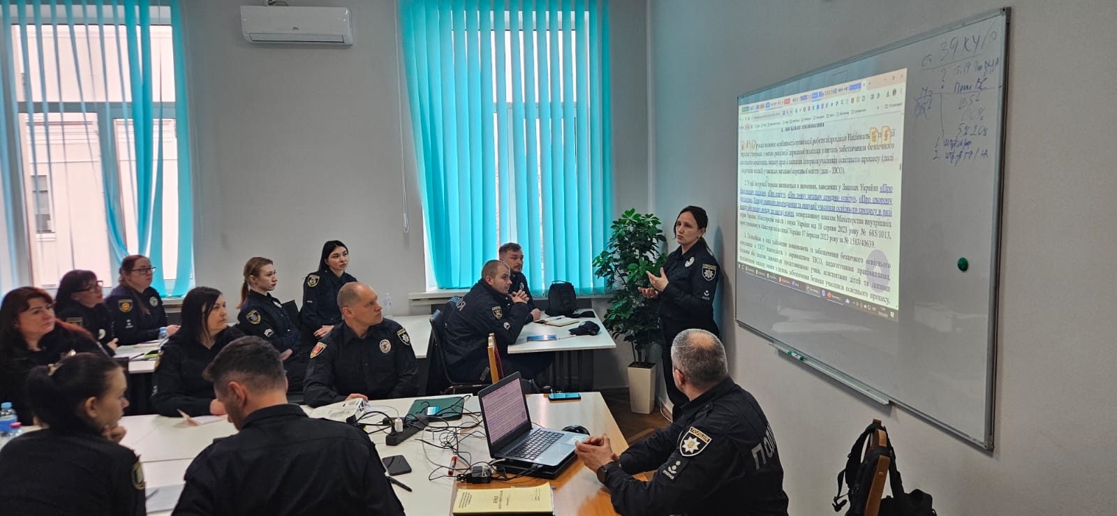 Безпечне освітнє середовище: у НАВС провели бінарне заняття для поліцейських Служби освітньої безпеки-1