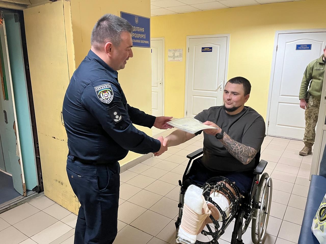 Диплом незламності: випускнику НАВС вручили відзнаку в госпіталі