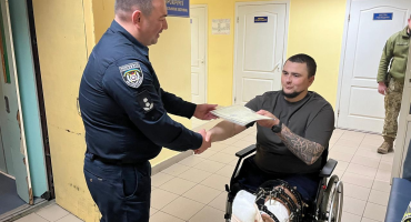 Диплом незламності: випускнику НАВС вручили відзнаку в госпіталі