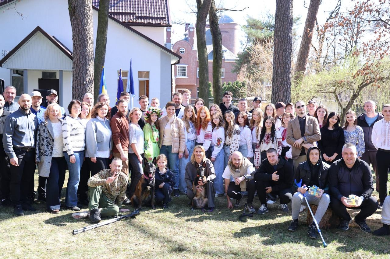 «Веснянки» в шпиталі: курсанти й ліцеїсти подарували концерт ветеранам