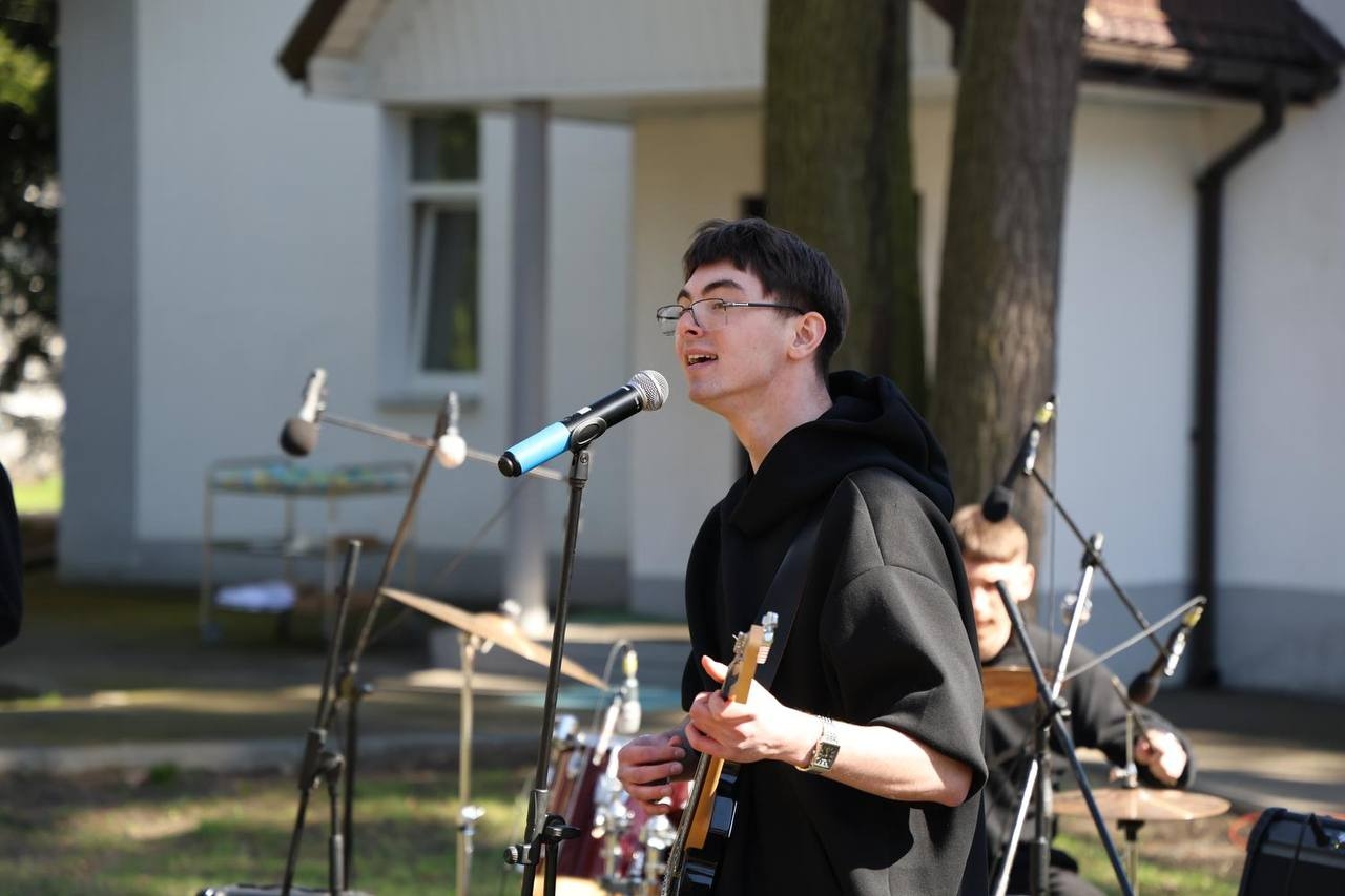 «Веснянки» в шпиталі: курсанти й ліцеїсти подарували концерт ветеранам