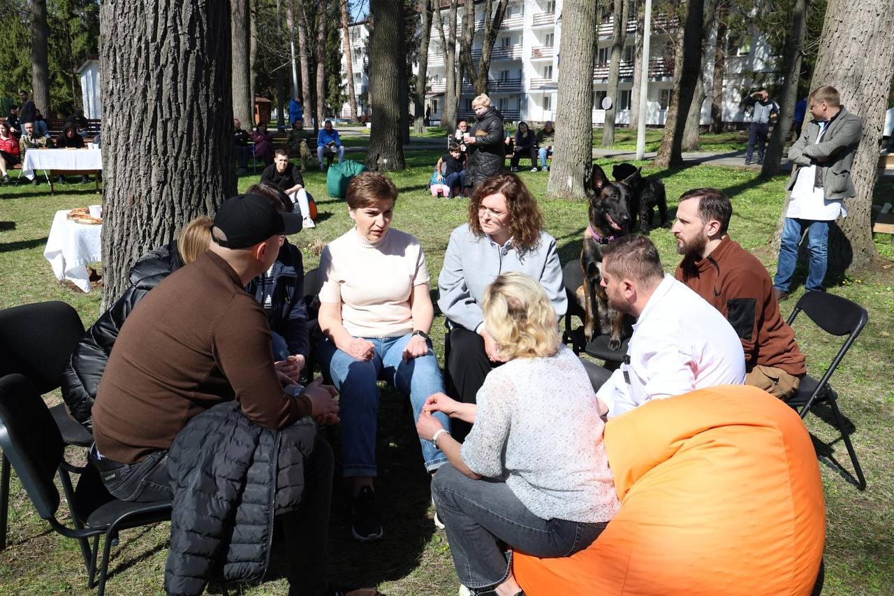 «Веснянки» в шпиталі: курсанти й ліцеїсти подарували концерт ветеранам