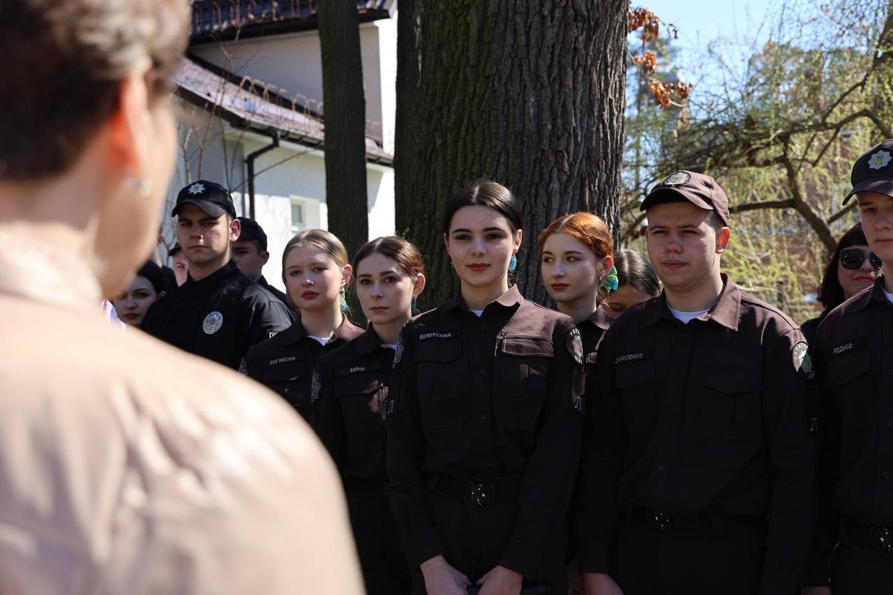 «Веснянки» в шпиталі: курсанти й ліцеїсти подарували концерт ветеранам