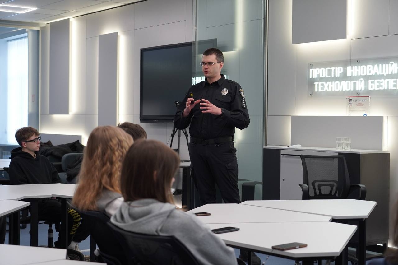 Освітній візит до НАВС: лекція з кібербезпеки та екскурсія в Музей МВС