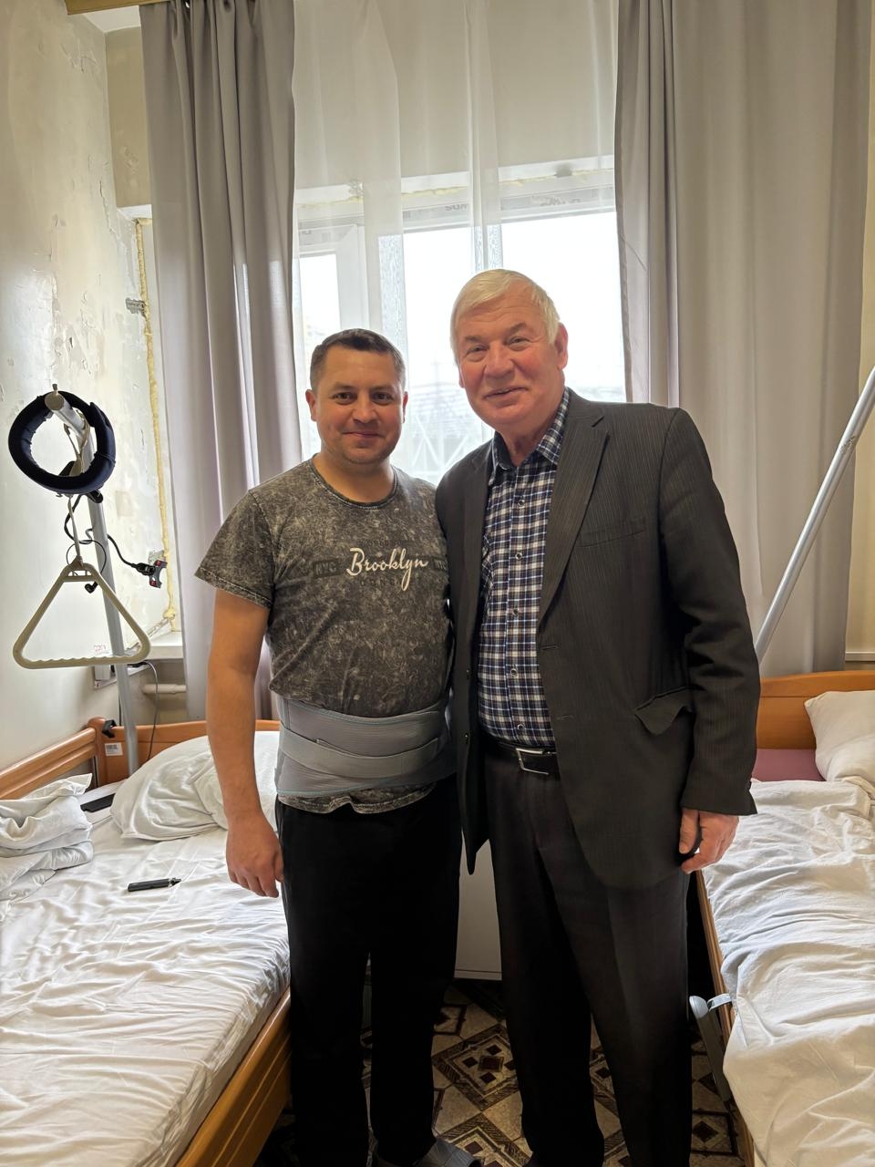 З турботою і вдячністю: представники НАВС і ветерани МВС відвідали поранених захисників з нагоди Великодня