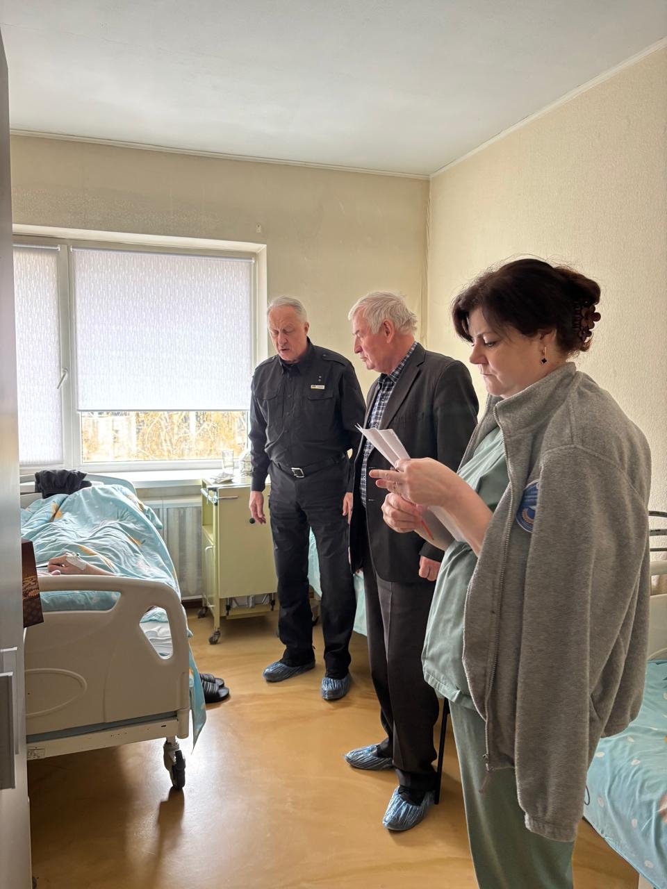 З турботою і вдячністю: представники НАВС і ветерани МВС відвідали поранених захисників з нагоди Великодня