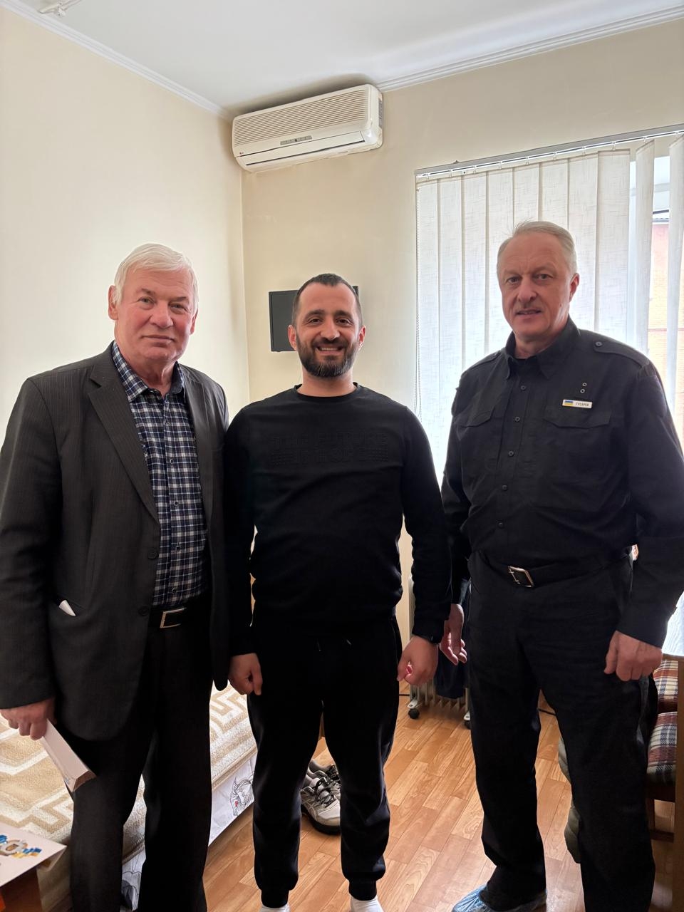 З турботою і вдячністю: представники НАВС і ветерани МВС відвідали поранених захисників з нагоди Великодня