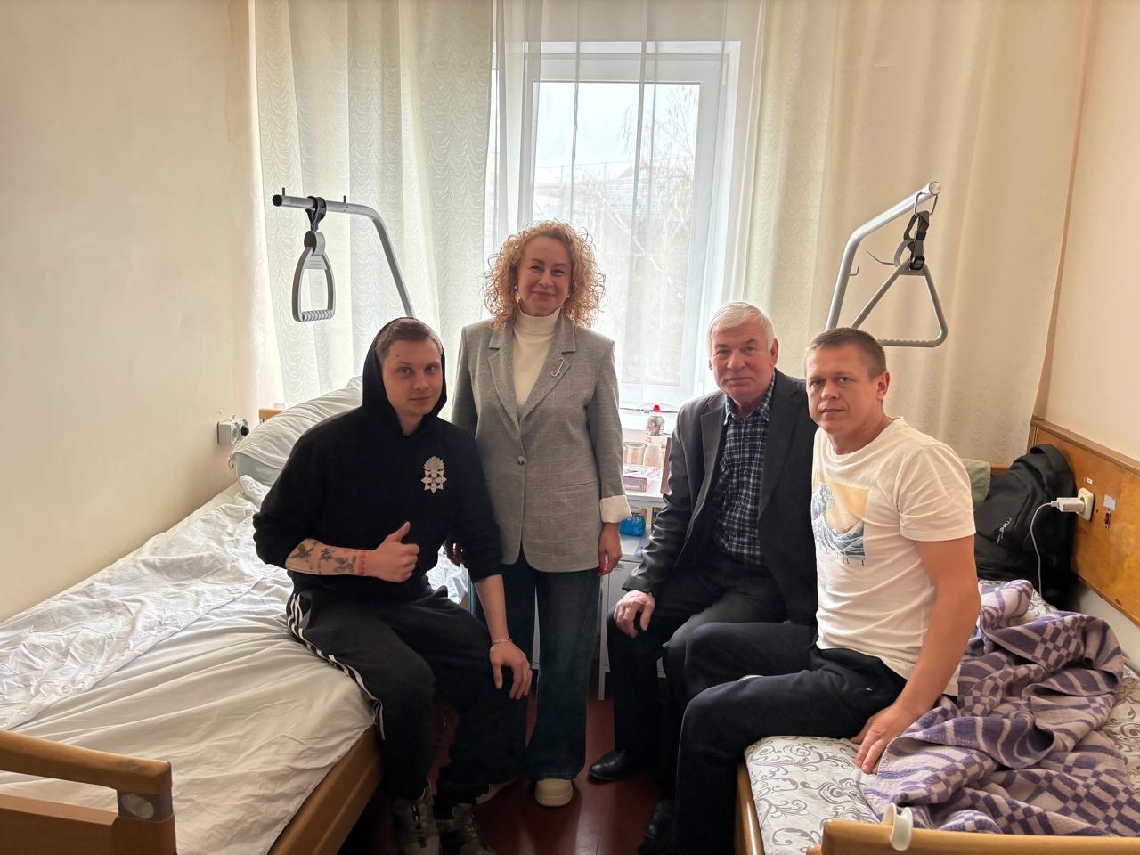 З турботою і вдячністю: представники НАВС і ветерани МВС відвідали поранених захисників з нагоди Великодня