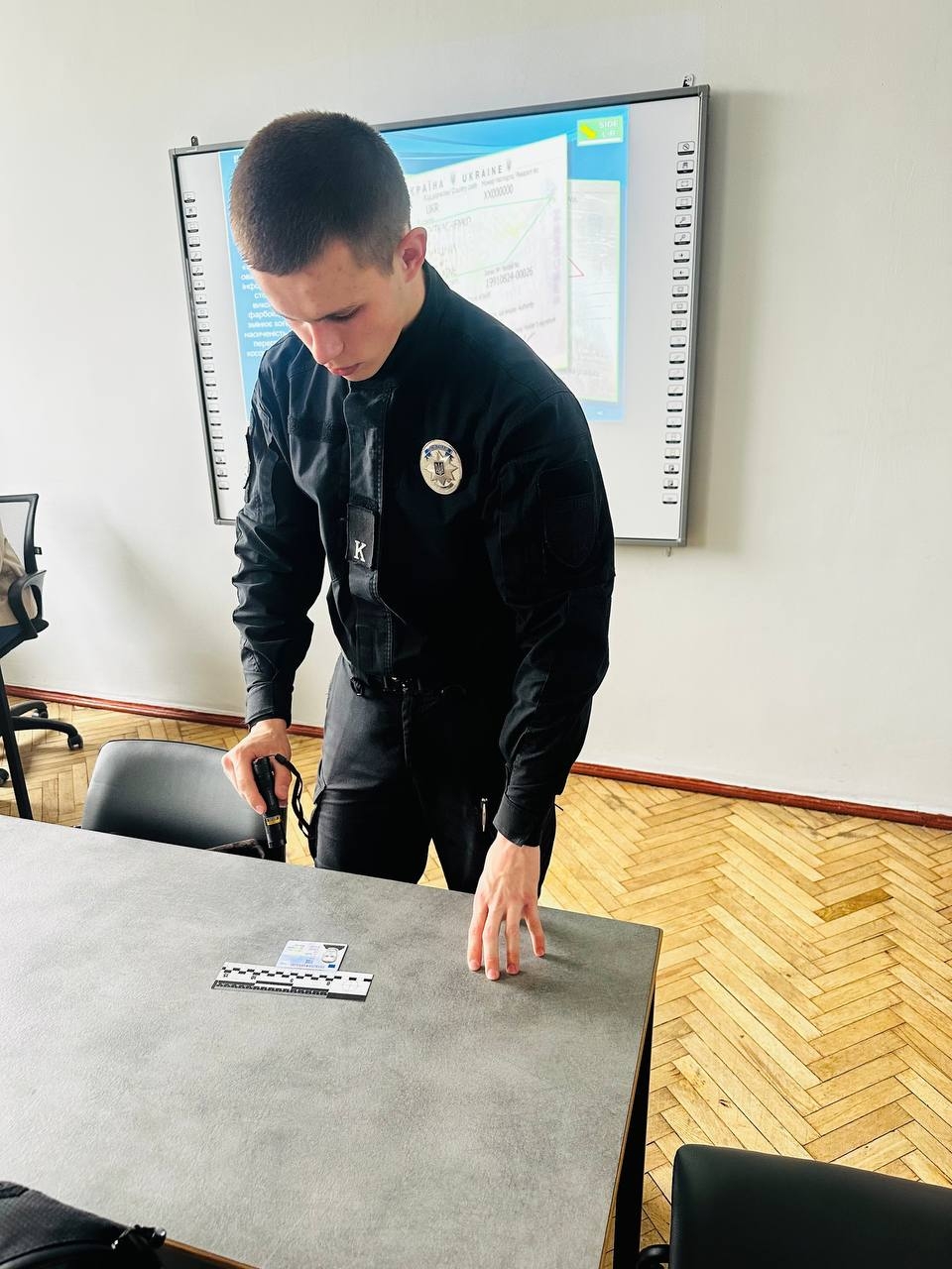 Практико орієнтоване заняття з ідентифікації особи та виявлення підроблених документів